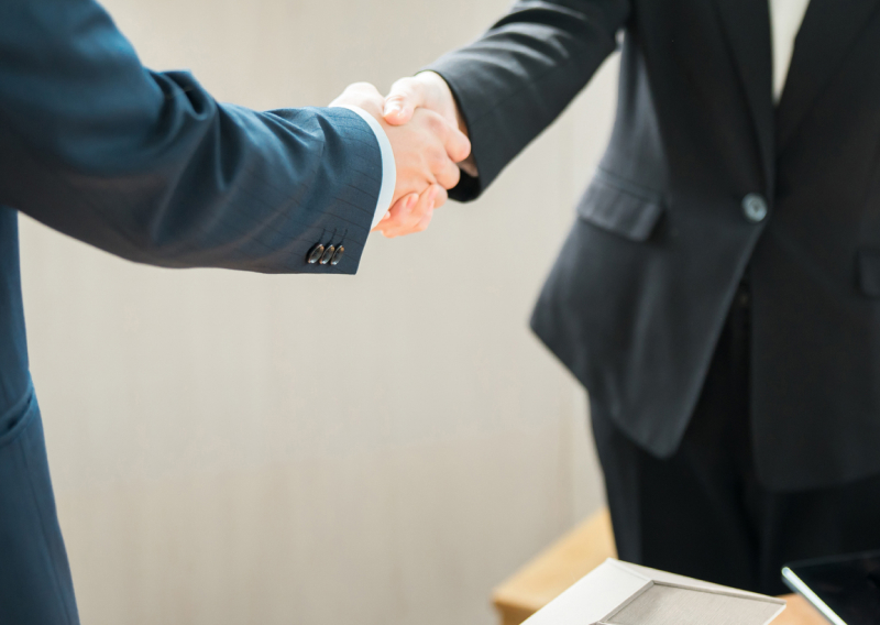 握手　ビジネス　契約